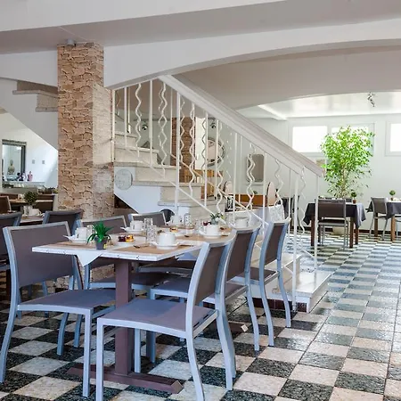 Le Petit Manoir Logis Les Angles (Gard)